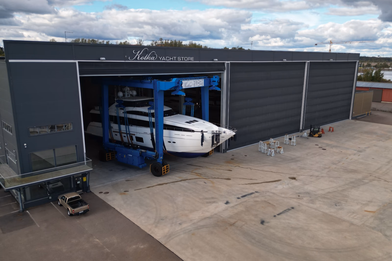 Suuri moottorijahti saapumassa Kotka Yacht Storen huoltohalliin